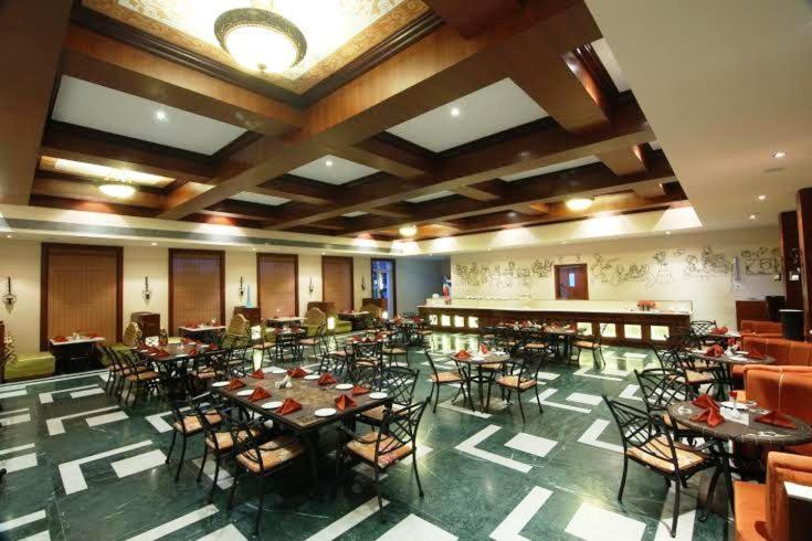 Club Paraiso Rāipur Buitenkant foto